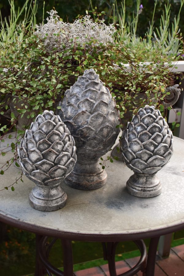 Deko Zapfen aus Zement in antiksilber. Elegante und besondere Dekoidee für Haus und Garten. Zapfendeko vom Mrs Greenery Shop
