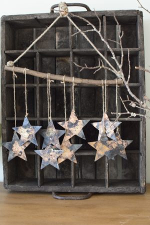 Weihnachtssterne Rost zum Aufhängen. Windspiel mit Sternen mit Rostoptik. Metallsterne für deine Weihnachtsdeko zum Aufhängen Adventsdeko Naturdeko im Mrs Greenery Shop bestellen