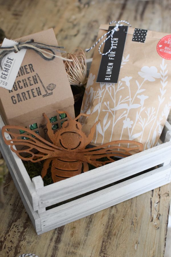 Geschenkidee Set im Holz-Kistchen mit Metallbiene und Samen Blumensamen Kräutersamen Garten Küchengarten Küchenkräuter im Mrs Greenery Shop bestellen kaufen