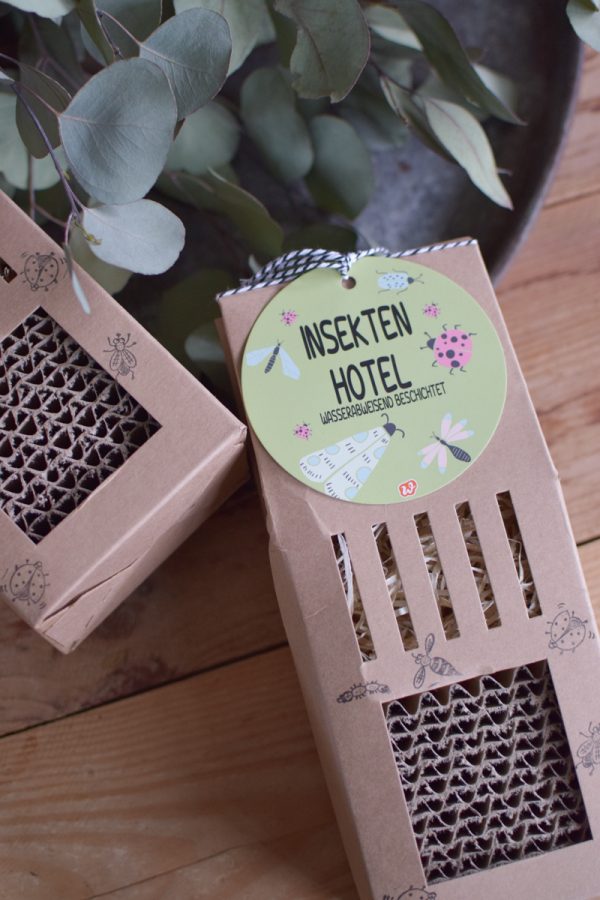 Insektenhotel Bienenhotel Schmetterlingshotel zum Aufhaengen im Mrs Greenery Shop bestellen Naturdeko Deko mit Naturmaterialien