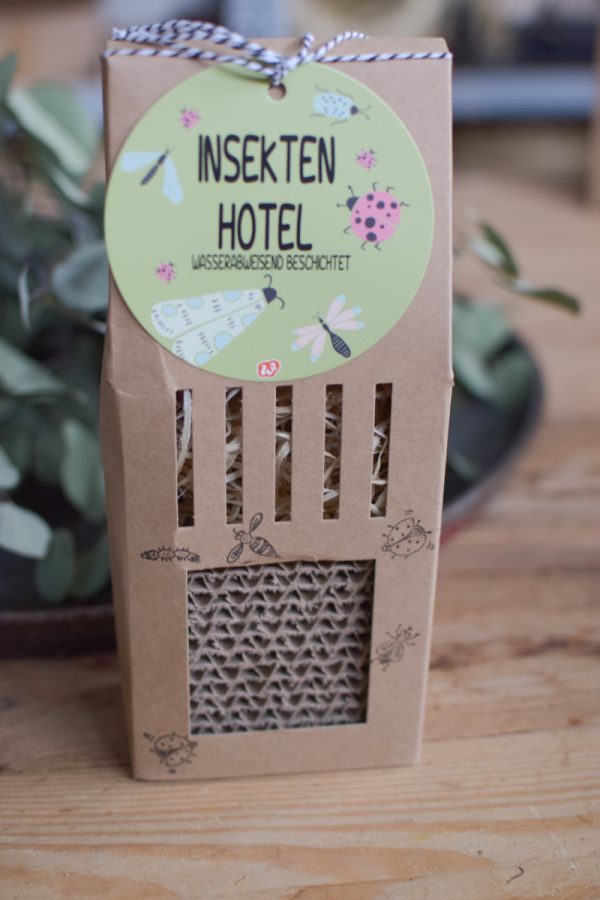 Insektenhotel Bienenhotel Schmetterlingshotel zum Aufhaengen im Mrs Greenery Shop bestellen Naturdeko Deko mit Naturmaterialien