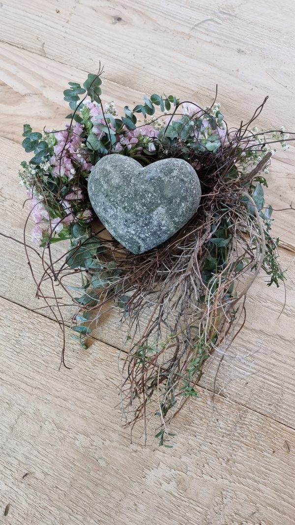 Deko dekoidee Arrangement floral mit Herz grün atelier im mrs greenery shop bestellen kaufen