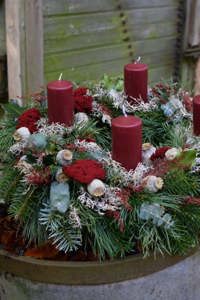 Adventskranz selber binden. 1000 gute Gründe für Blumen und tolle Adventskränze. Schritt für Schritt Anleitung DIY mit Mrs Greenery und viel Tannengrün Mohn roten Highlights Advent Weihnachten Deko