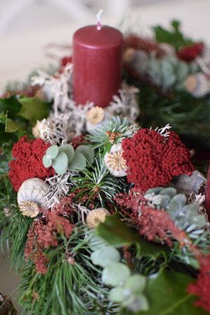 Adventskranz selber binden. 1000 gute Gründe für Blumen und tolle Adventskränze. Schritt für Schritt Anleitung DIY mit Mrs Greenery und viel Tannengrün Mohn roten Highlights Advent Weihnachten Deko