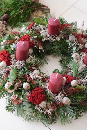 Adventskranz selber binden. 1000 gute Gründe für Blumen und tolle Adventskränze. Schritt für Schritt Anleitung DIY mit Mrs Greenery und viel Tannengrün Mohn roten Highlights Advent Weihnachten Deko