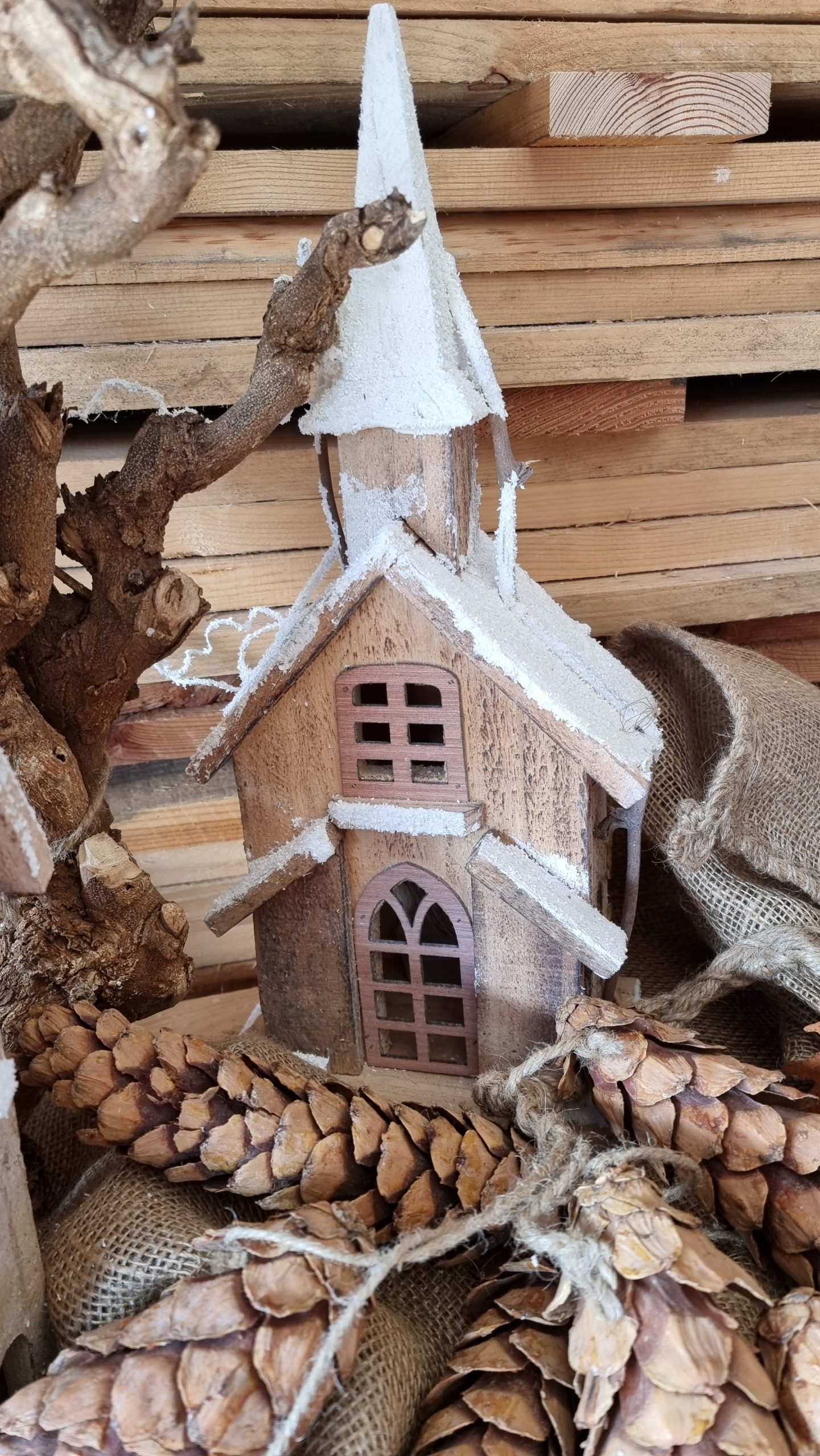 Weihnachtshaus mit LED Batterien Weihnachtkapelle Weihnachtsdeko Winterdeko Holzhaus Deko im Mrs Greenery Shop bestellen kaufen