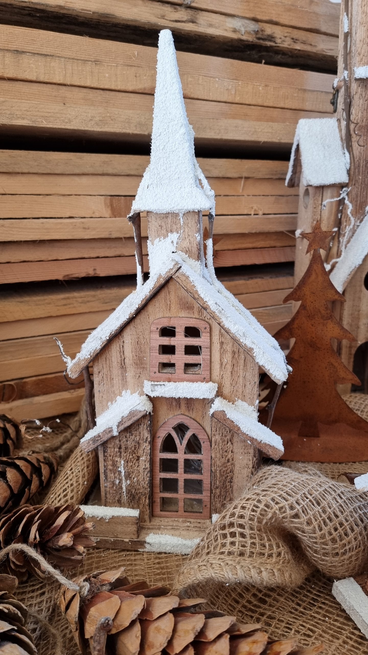 Weihnachtshaus mit LED Batterien Weihnachtkapelle Weihnachtsdeko Winterdeko Holzhaus Deko im Mrs Greenery Shop bestellen kaufen