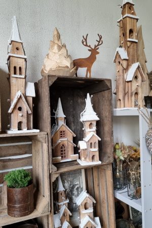 Weihnachtshaus mit LED Batterien Weihnachtkapelle Weihnachtsdeko Winterdeko Holzhaus Deko im Mrs Greenery Shop bestellen kaufen