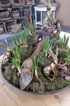 Hase Osterhase Alu-bronze messing gold Metallhase dekohase osterdeko deko dekoidee holzdeko naturdeko im Mrs Greenery Shop bestellen kaufen