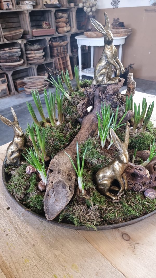 Hase Osterhase Alu-bronze messing gold Metallhase dekohase osterdeko deko dekoidee holzdeko naturdeko im Mrs Greenery Shop bestellen kaufen