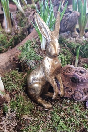 Hase Osterhase Alu-bronze messing gold Metallhase dekohase osterdeko deko dekoidee holzdeko naturdeko im Mrs Greenery Shop bestellen kaufen