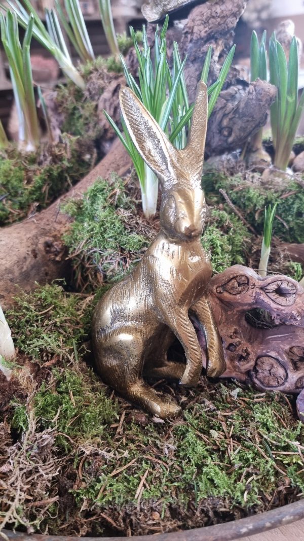Hase Osterhase Alu-bronze messing gold Metallhase dekohase osterdeko deko dekoidee holzdeko naturdeko im Mrs Greenery Shop bestellen kaufen
