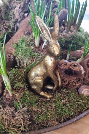 Hase Osterhase Alu-bronze messing gold Metallhase dekohase osterdeko deko dekoidee holzdeko naturdeko im Mrs Greenery Shop bestellen kaufen
