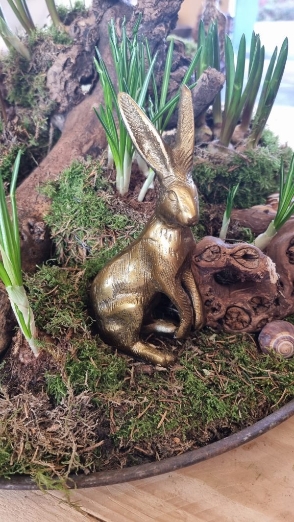 Hase Osterhase Alu-bronze messing gold Metallhase dekohase osterdeko deko dekoidee holzdeko naturdeko im Mrs Greenery Shop bestellen kaufen