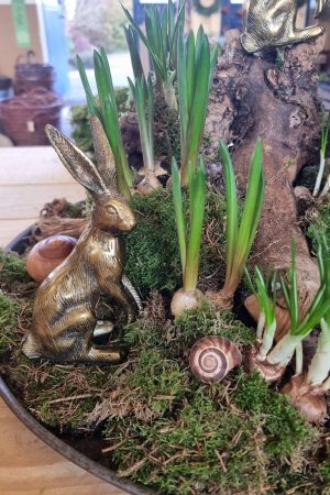 Hase Osterhase Alu-bronze messing gold Metallhase dekohase osterdeko deko dekoidee holzdeko naturdeko im Mrs Greenery Shop bestellen kaufen