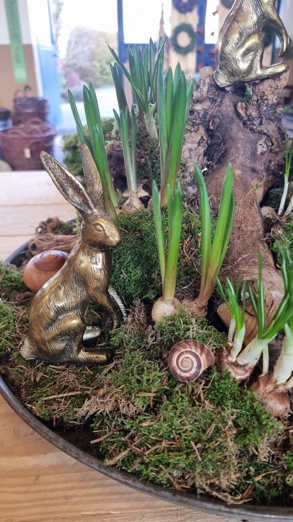 Hase Osterhase Alu-bronze messing gold Metallhase dekohase osterdeko deko dekoidee holzdeko naturdeko im Mrs Greenery Shop bestellen kaufen