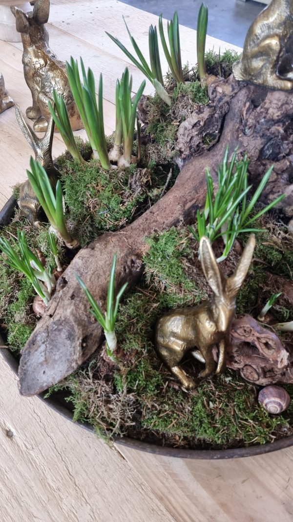 Hase Osterhase Alu-bronze messing gold Metallhase dekohase osterdeko deko dekoidee holzdeko naturdeko im Mrs Greenery Shop bestellen kaufen