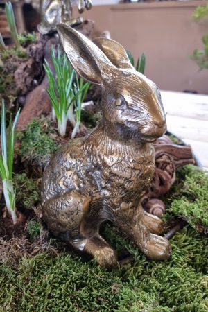 Hase Osterhase Alu-bronze messing gold Metallhase dekohase osterdeko deko dekoidee holzdeko naturdeko im Mrs Greenery Shop bestellen kaufen