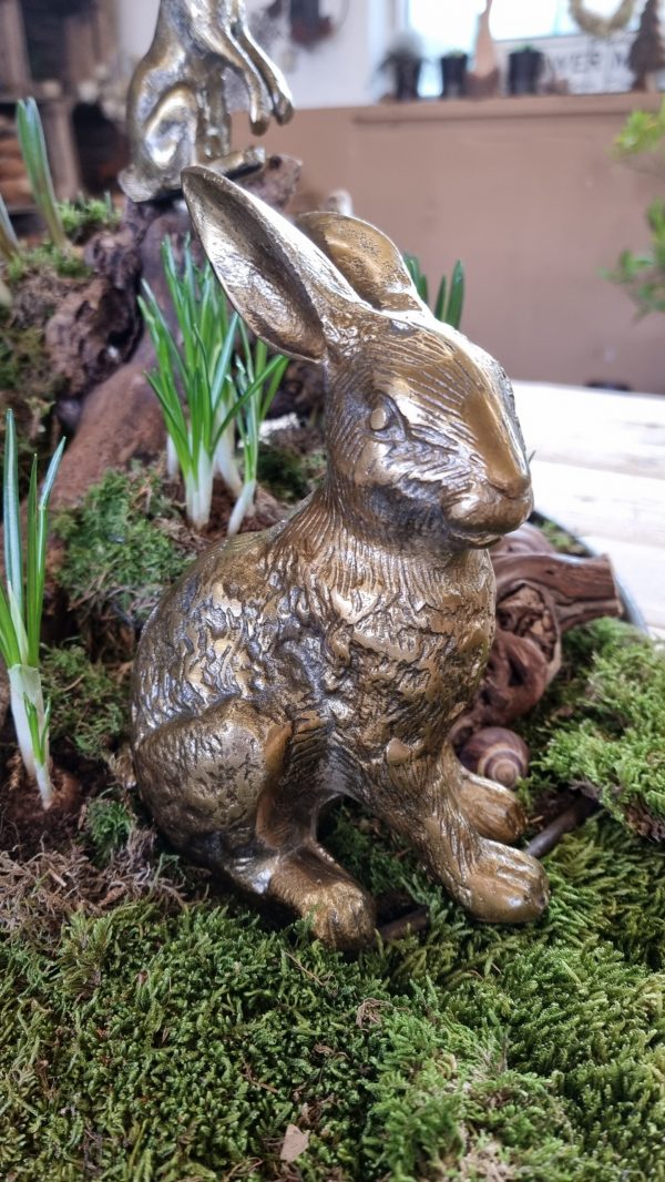 Hase Osterhase Alu-bronze messing gold Metallhase dekohase osterdeko deko dekoidee holzdeko naturdeko im Mrs Greenery Shop bestellen kaufen
