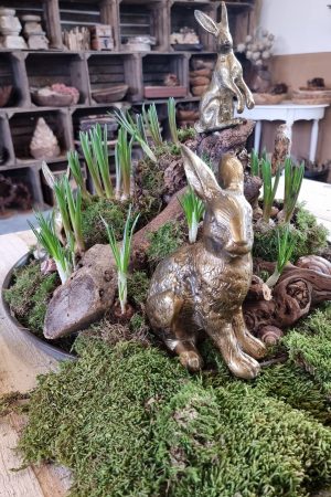 Hase Osterhase Alu-bronze messing gold Metallhase dekohase osterdeko deko dekoidee holzdeko naturdeko im Mrs Greenery Shop bestellen kaufen