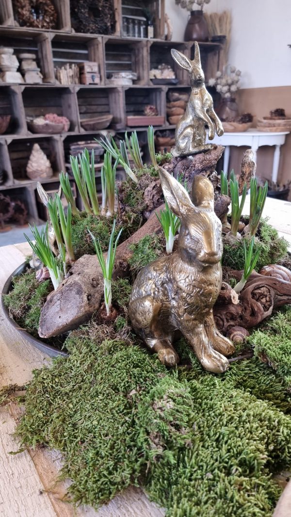 Hase Osterhase Alu-bronze messing gold Metallhase dekohase osterdeko deko dekoidee holzdeko naturdeko im Mrs Greenery Shop bestellen kaufen