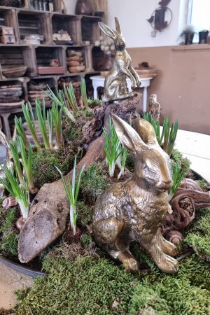 Hase Osterhase Alu-bronze messing gold Metallhase dekohase osterdeko deko dekoidee holzdeko naturdeko im Mrs Greenery Shop bestellen kaufen