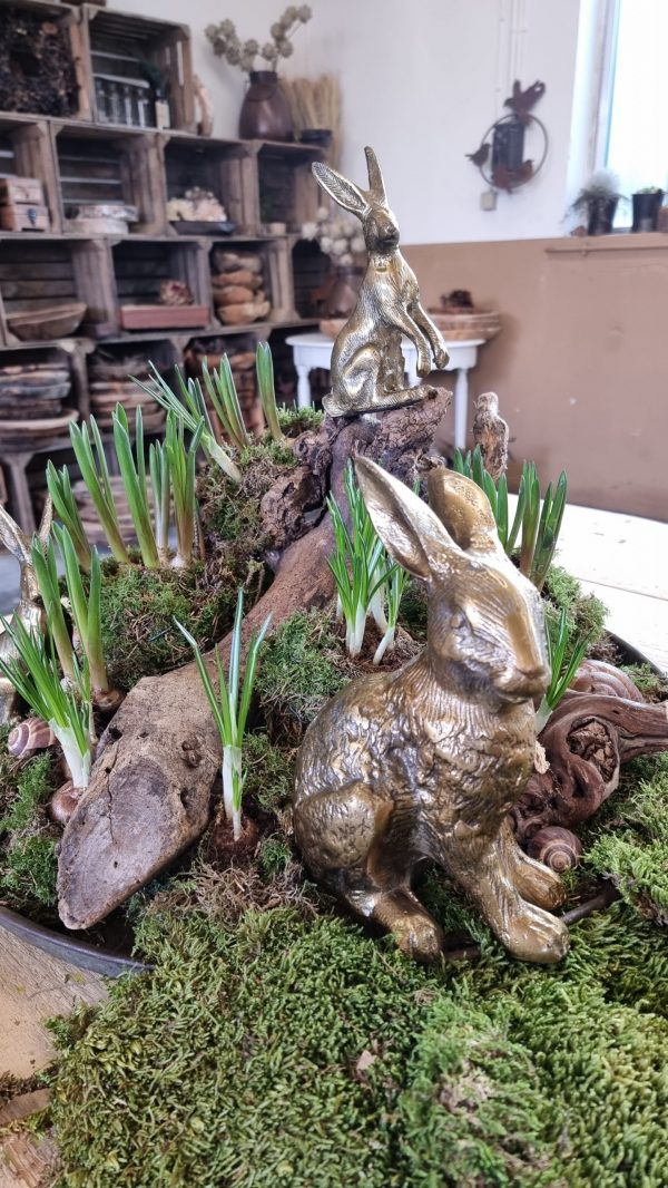 Hase Osterhase Alu-bronze messing gold Metallhase dekohase osterdeko deko dekoidee holzdeko naturdeko im Mrs Greenery Shop bestellen kaufen