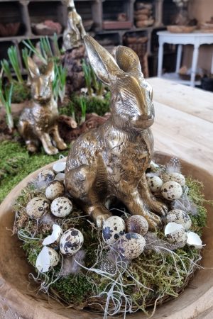 Hase Osterhase Alu-bronze messing gold Metallhase dekohase osterdeko deko dekoidee holzdeko naturdeko im Mrs Greenery Shop bestellen kaufen