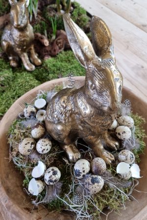 Hase Osterhase Alu-bronze messing gold Metallhase dekohase osterdeko deko dekoidee holzdeko naturdeko im Mrs Greenery Shop bestellen kaufen