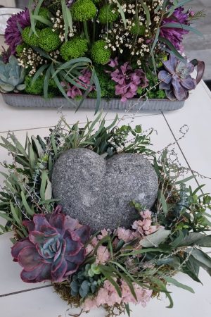 Deko dekoidee Steinherz Stein Herz Arrangement floral mit Herz grün atelier im mrs greenery shop bestellen kaufen