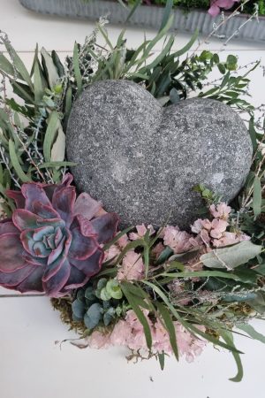 Deko dekoidee Steinherz Stein Herz Arrangement floral mit Herz grün atelier im mrs greenery shop bestellen kaufen