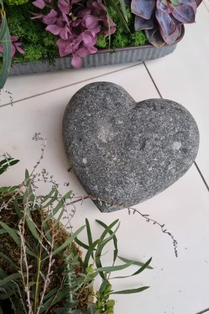 Deko dekoidee Steinherz Stein Herz Arrangement floral mit Herz grün atelier im mrs greenery shop bestellen kaufen