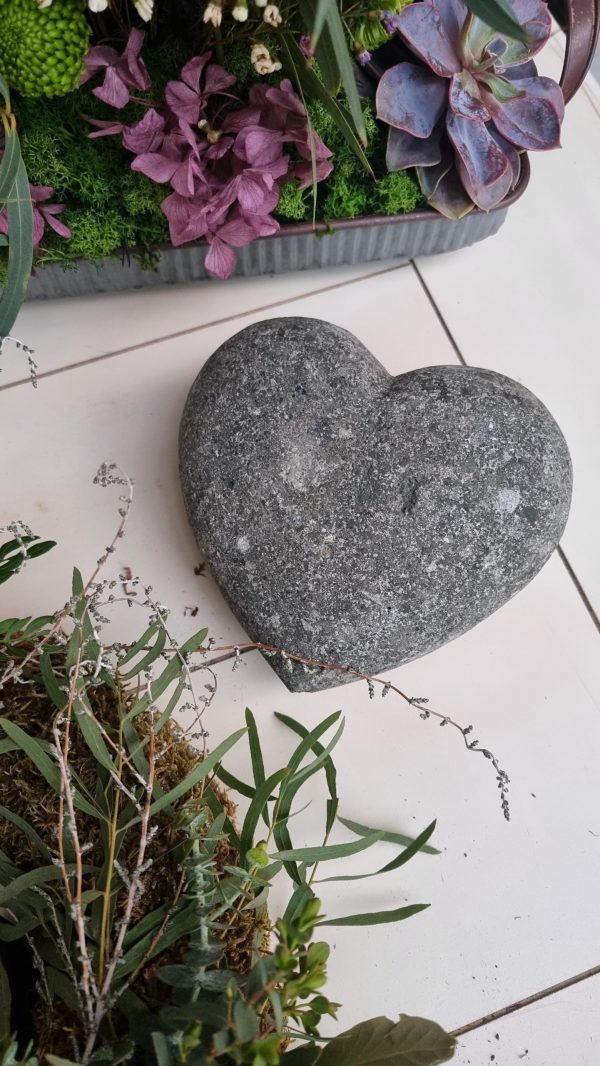 Deko dekoidee Steinherz Stein Herz Arrangement floral mit Herz grün atelier im mrs greenery shop bestellen kaufen