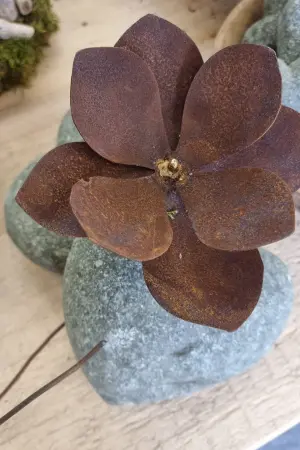 Blüte aus Metall: tolle Blume zum Biegen