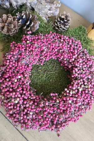 Kranz Kränze Winterkranz flechten zapfen pfefferbeeren im Mrs Greenery Shop bestellen kaufen