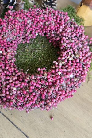 Kranz Kränze Winterkranz flechten zapfen pfefferbeeren im Mrs Greenery Shop bestellen kaufen
