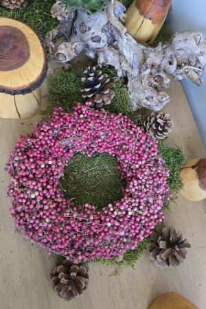 Kranz Kränze Winterkranz flechten zapfen pfefferbeeren im Mrs Greenery Shop bestellen kaufen
