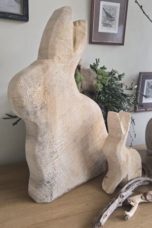 Hase Holzhase Osterhase Vollholz Pappel Pappelholz Pappelhase naturhase dekohase handarbeit osterdeko deko natur dekoidee holzdeko naturdeko im Mrs Greenery Shop bestellen kaufen