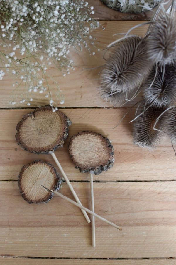 Der Holzstecker eignet sich perfekt um deine Blumen zu beschriften aber auch als Tischdeko Deko Dekoidee mit Naturmaterialien Mrs Greenery Shop