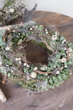 Osterkranz deluxe einfach selber binden im Mrs Greenery Workshop. Online-Workshop ganz gemütlich von Zuhause aus. Kranz Kränze Osterdeko Ostern Kranzbinden mit Naturmaterialien