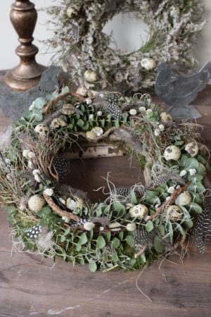 Osterkranz deluxe einfach selber binden im Mrs Greenery Workshop. Online-Workshop ganz gemütlich von Zuhause aus. Kranz Kränze Osterdeko Ostern Kranzbinden mit Naturmaterialien