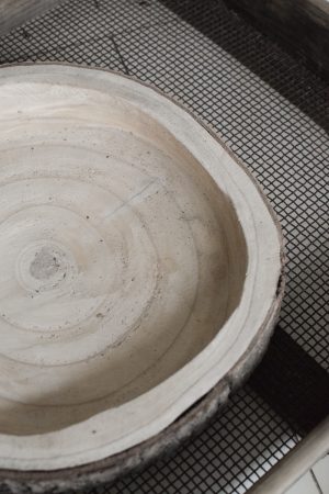 Holz Tablett aus Baumscheibe Tablett Naturholz unbehandelt Dekotablett Herbstdeko Winterdeko Schale Holzschale im Mrs Greenery Shop bestellen