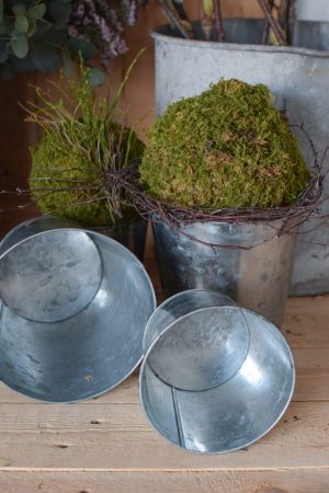 Dein perfekter Begleiter für alle Pflanzen: der Metall-Übertopf eignet sich perfekt für den Garten, Terrasse, Balkon, aber auch für Zuhause. Dekoidee Blumendeko Topf Übertopf aus Metall VintageBegleiter für alle Pflanzen: der Metall-Übertopf eignet sich perfekt für den Garten, Terrasse, Balkon, aber auch für Zuhause. Dekoidee Blumendeko Topf Übertopf aus Metall