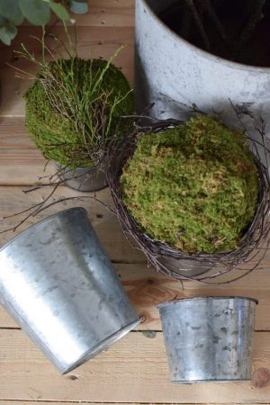 Dein perfekter Begleiter für alle Pflanzen: der Metall-Übertopf eignet sich perfekt für den Garten, Terrasse, Balkon, aber auch für Zuhause. Dekoidee Blumendeko Topf Übertopf aus Metall VintageBegleiter für alle Pflanzen: der Metall-Übertopf eignet sich perfekt für den Garten, Terrasse, Balkon, aber auch für Zuhause. Dekoidee Blumendeko Topf Übertopf aus Metall