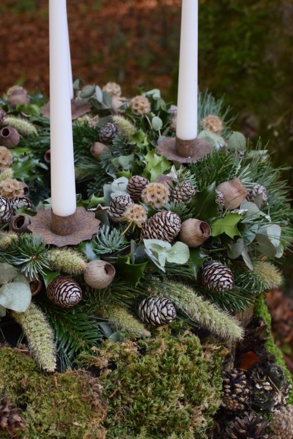 Natürlicher Adventskranz einfach selber binden. Schritt für Schritt Anleiung. Adventskränze Kranz Kranzbinden Advent Weihnachten Winter Naturdeko natürlich dekorieren
