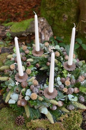 Natürlicher Adventskranz einfach selber binden. Schritt für Schritt Anleiung. Adventskränze Kranz Kranzbinden Advent Weihnachten Winter Naturdeko natürlich dekorieren