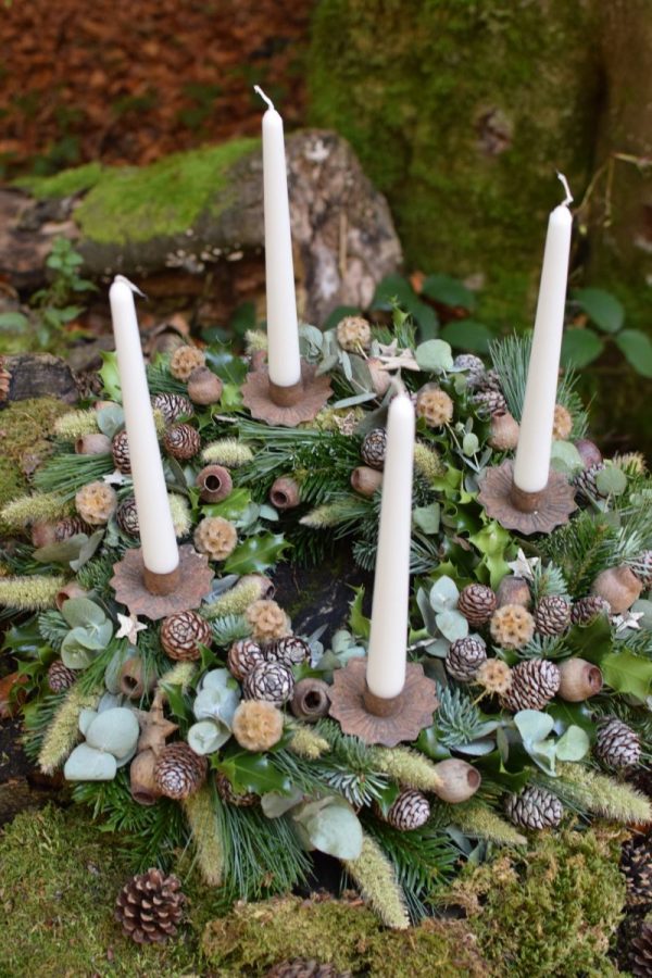 Natürlicher Adventskranz einfach selber binden. Schritt für Schritt Anleiung. Adventskränze Kranz Kranzbinden Advent Weihnachten Winter Naturdeko natürlich dekorieren