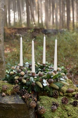 Natürlicher Adventskranz einfach selber binden. Schritt für Schritt Anleiung. Adventskränze Kranz Kranzbinden Advent Weihnachten Winter Naturdeko natürlich dekorieren