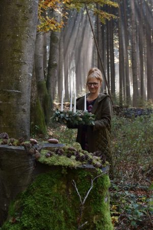 Natürlicher Adventskranz einfach selber binden. Schritt für Schritt Anleiung. Adventskränze Kranz Kranzbinden Advent Weihnachten Winter Naturdeko natürlich dekorieren