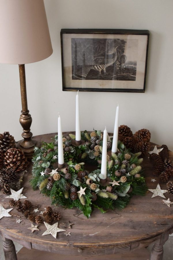 Natürlicher Adventskranz einfach selber binden. Schritt für Schritt Anleiung. Adventskränze Kranz Kranzbinden Advent Weihnachten Winter Naturdeko natürlich dekorieren mrs greenery
